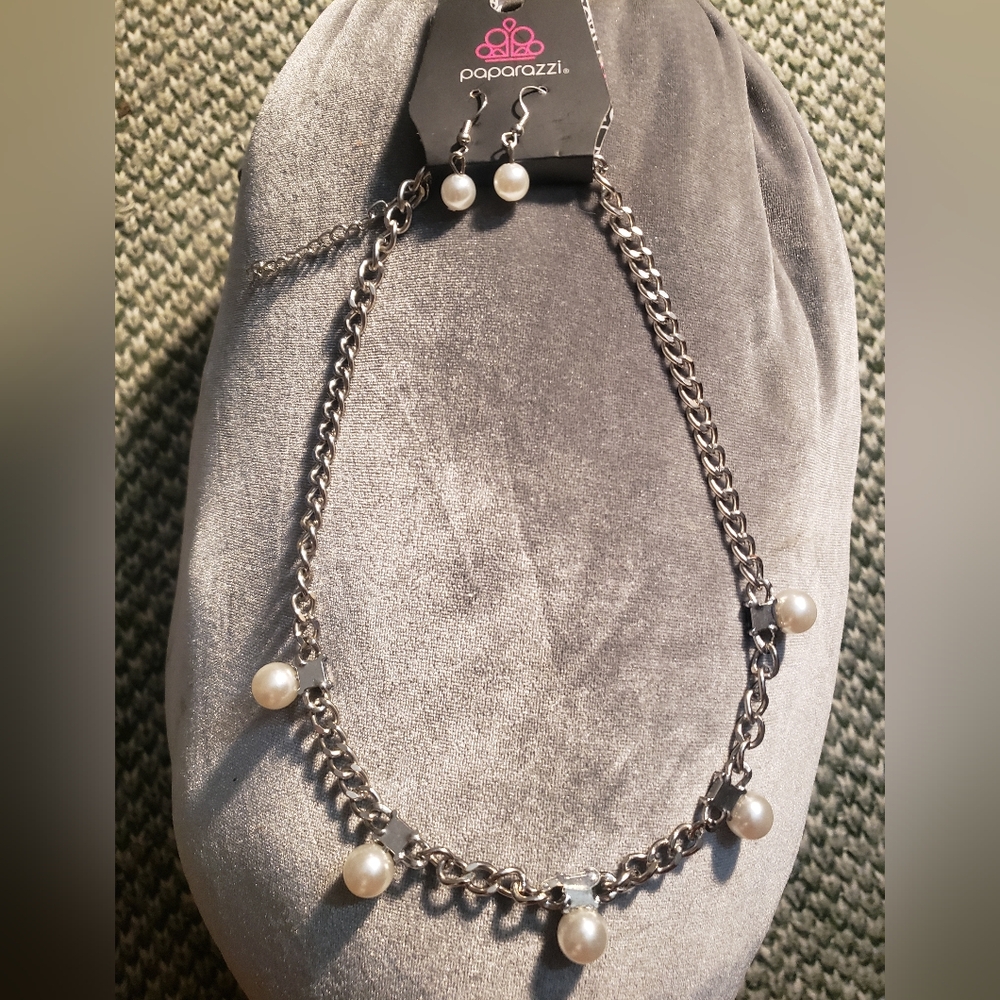 NWT Classic "Paparazzi" Silver Chain & Faux Pearl Necklace + Matching Earrings